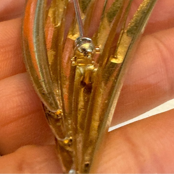 Vintage Brushed Gold Tone Fanned Leaf Brooch & Clip On Earrings Costume Set - Picture 8 of 14